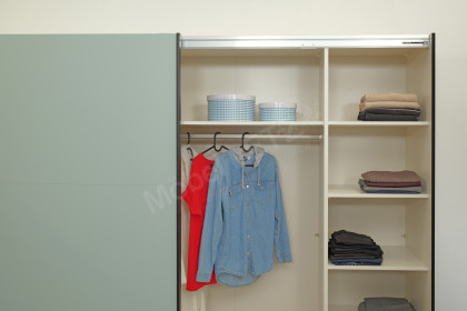 Slideline von JUTZLER - Schwebetürenschrank mit Dämpfern schwarz - salbei