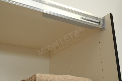 Slideline von JUTZLER - Schwebetürenschrank mit Dämpfern schwarz - salbei