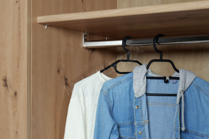 Spiez von SchlafKONTOR - Schrank mit Passepartout & Dämpfung Eiche - schwarz