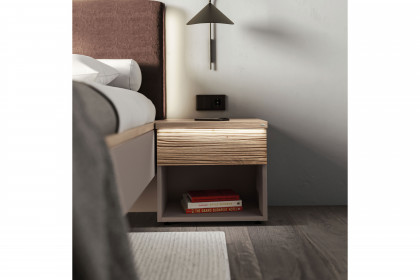 V/lacera sleeping von Voglauer - Nachttisch taupe mit Vintage-Relief massiv