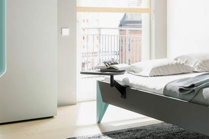 ZE+ von Rudolf - Bett 140x200 cm Polsterkopfteil anthrazit - Füße Lack türkis