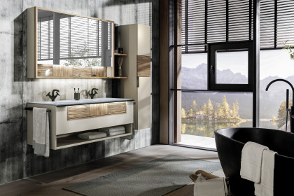 V/lacera von Voglauer - Badezimmer in Taupe mit Vintage-Relief