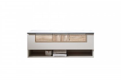 V/lacera von Voglauer - Badezimmer in Taupe mit Vintage-Relief