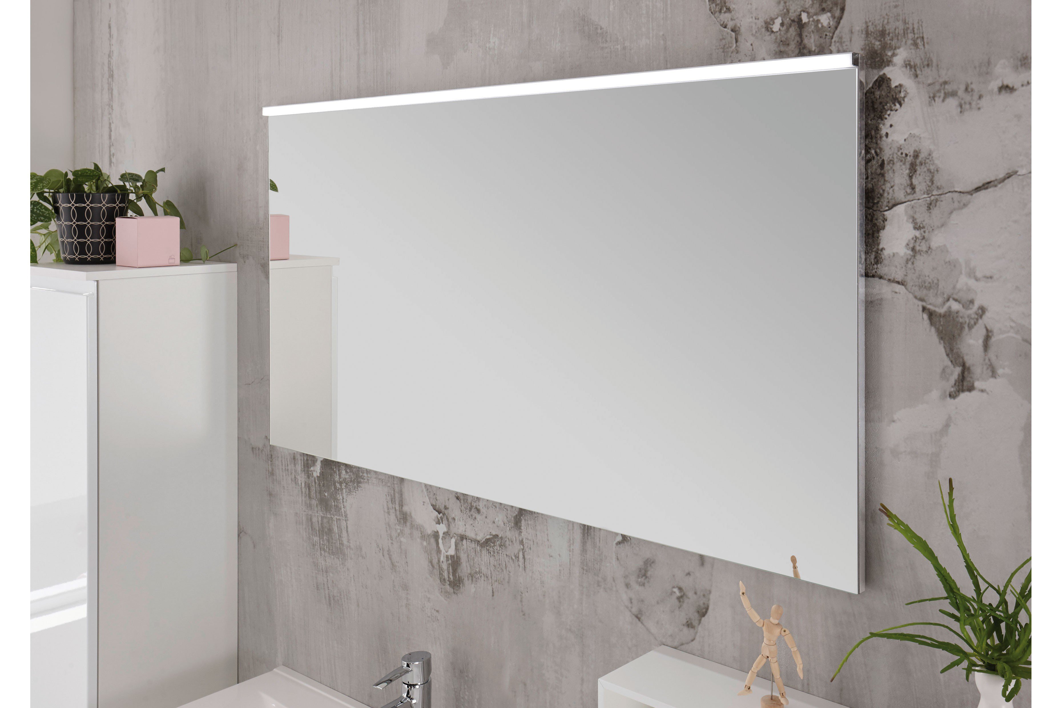 Badezimmer mit Flächenspiegel purefaction in Hochglanz weiß von puris