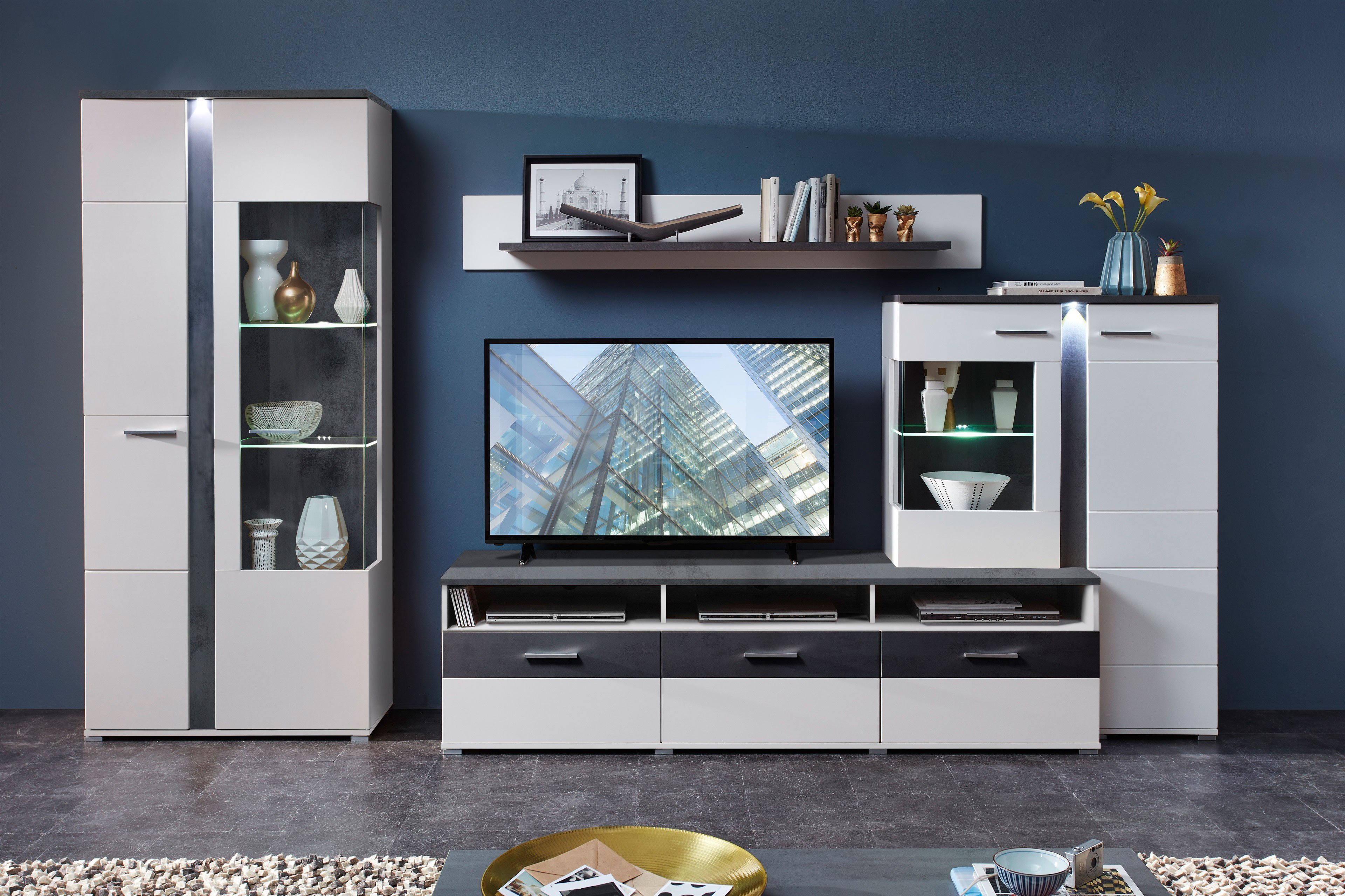 Innostyle Wohnwand Spurt weiß mit Absetzungen in Betonoxid Nachbildung