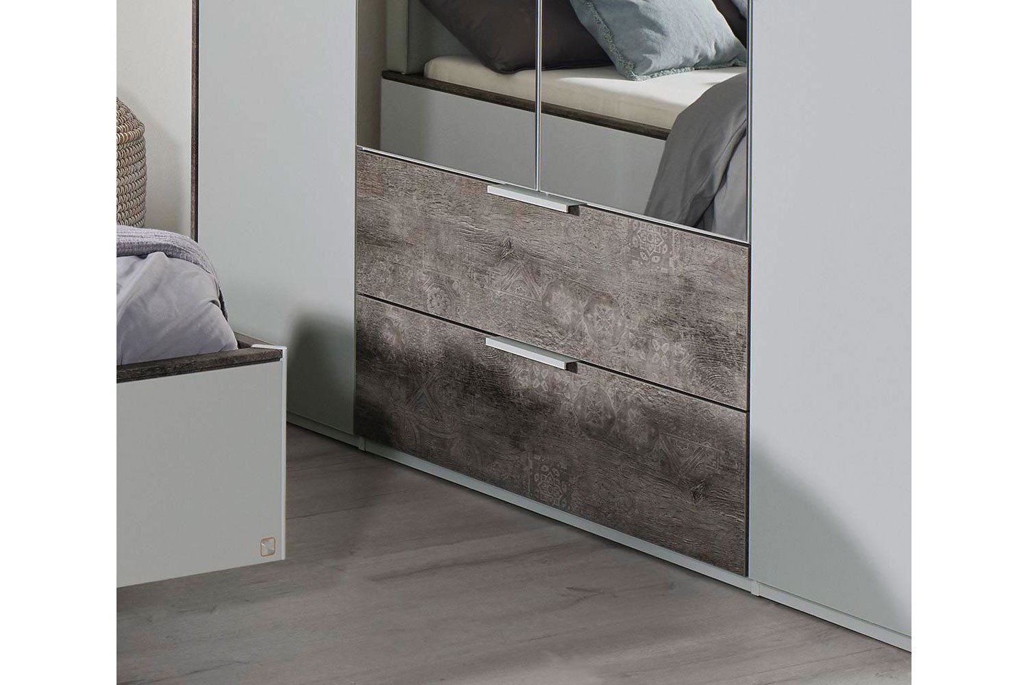 Rauch Style Schrank mit Auszügen grau - Spiegel | Möbel Letz - Ihr